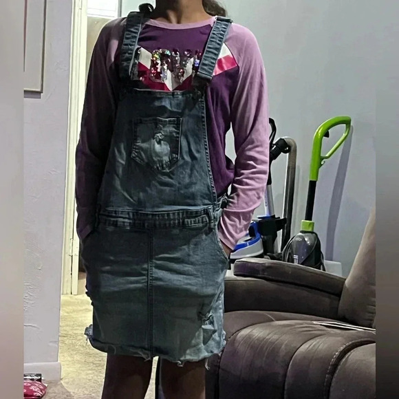 overalls w/ ripped front pocket - Picture 3 of 9